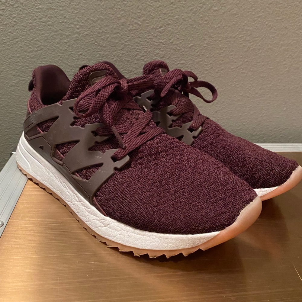 Tennis shoes